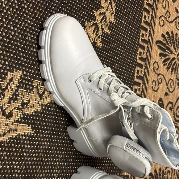 Stylish White Women's Boots size 9.5 - Picture 3 of 8